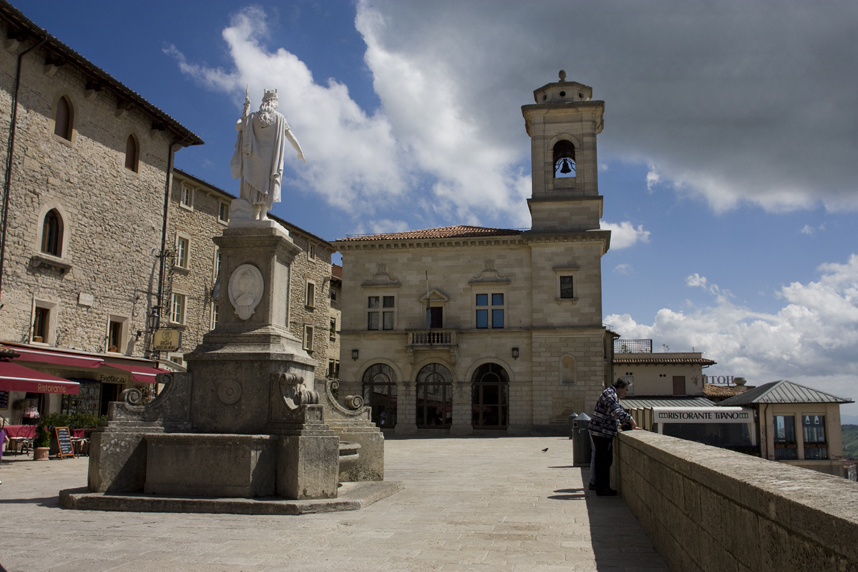 dzwonnica na rynku w San Marino