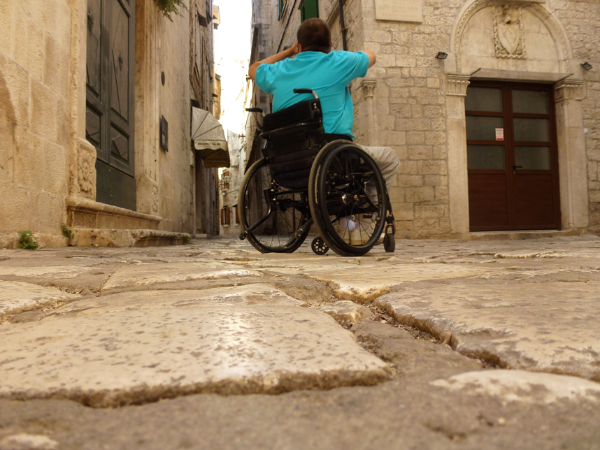 trogirska uliczka niepełnosprawny