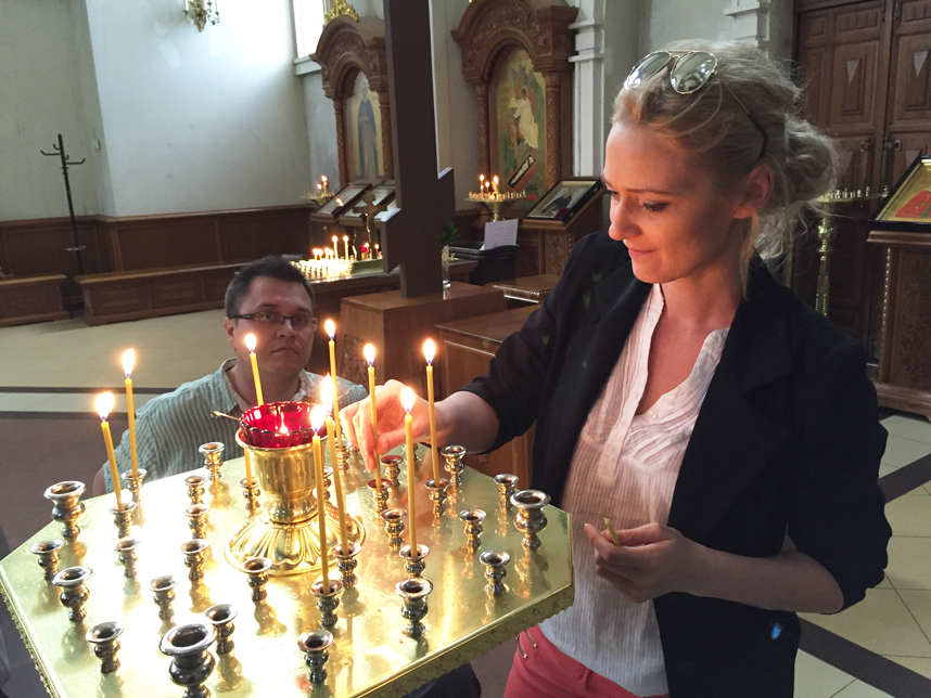 Goha zapala świeczkę w Cerkwi