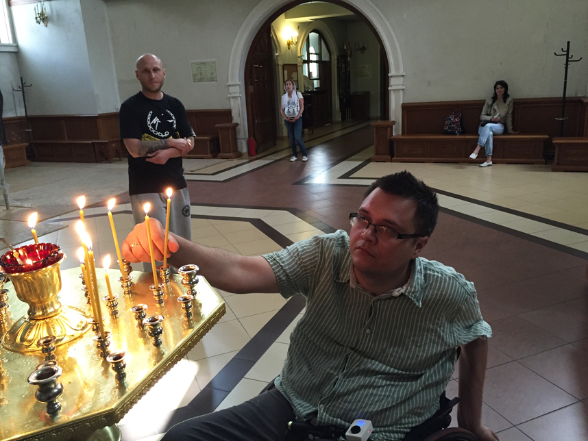 Kamil zapala świeczkę w Cerkwi