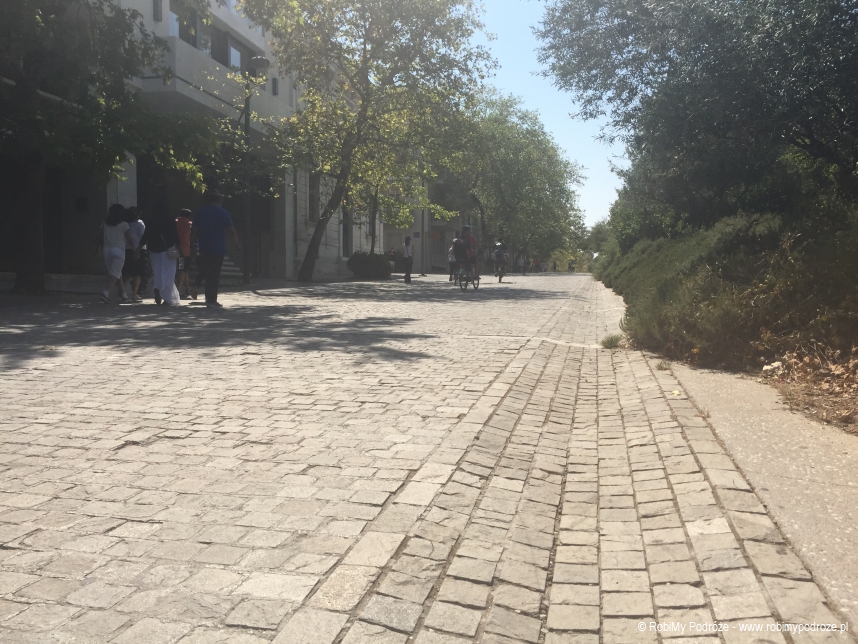 droga na Akropol ulicą Dionysiou Areopagitou
