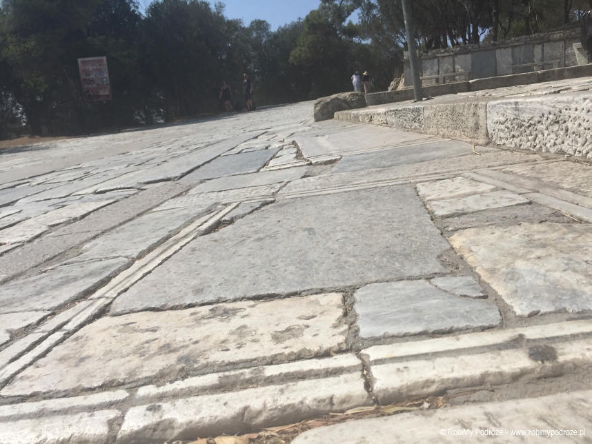 jak dostosowany jest Akropol droga