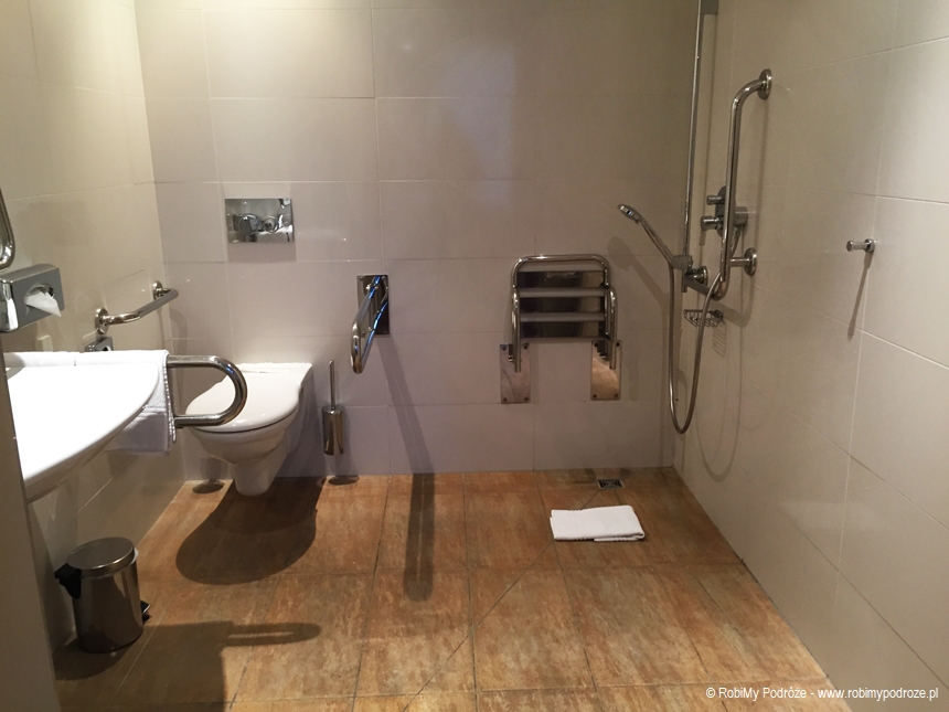 prysznic w pokoju dla niepełnosprawnych w Mercure Warszawa Grand