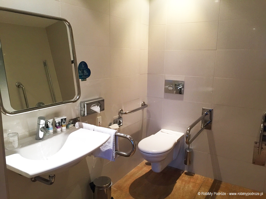 toaleta w pokoju dla niepełnosprawnych w Mercure Warszawa Grand