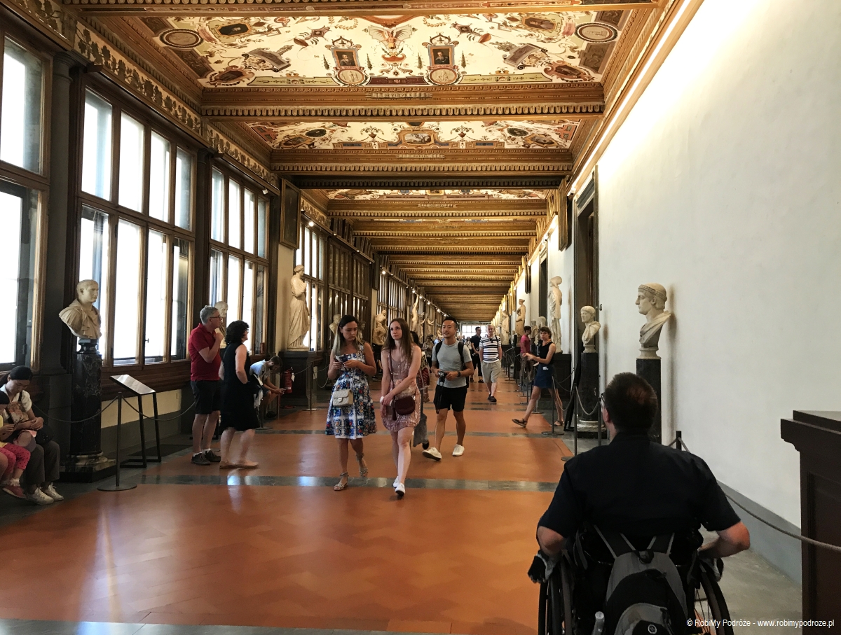 wnętrze Galerii Uffizi we Florencji