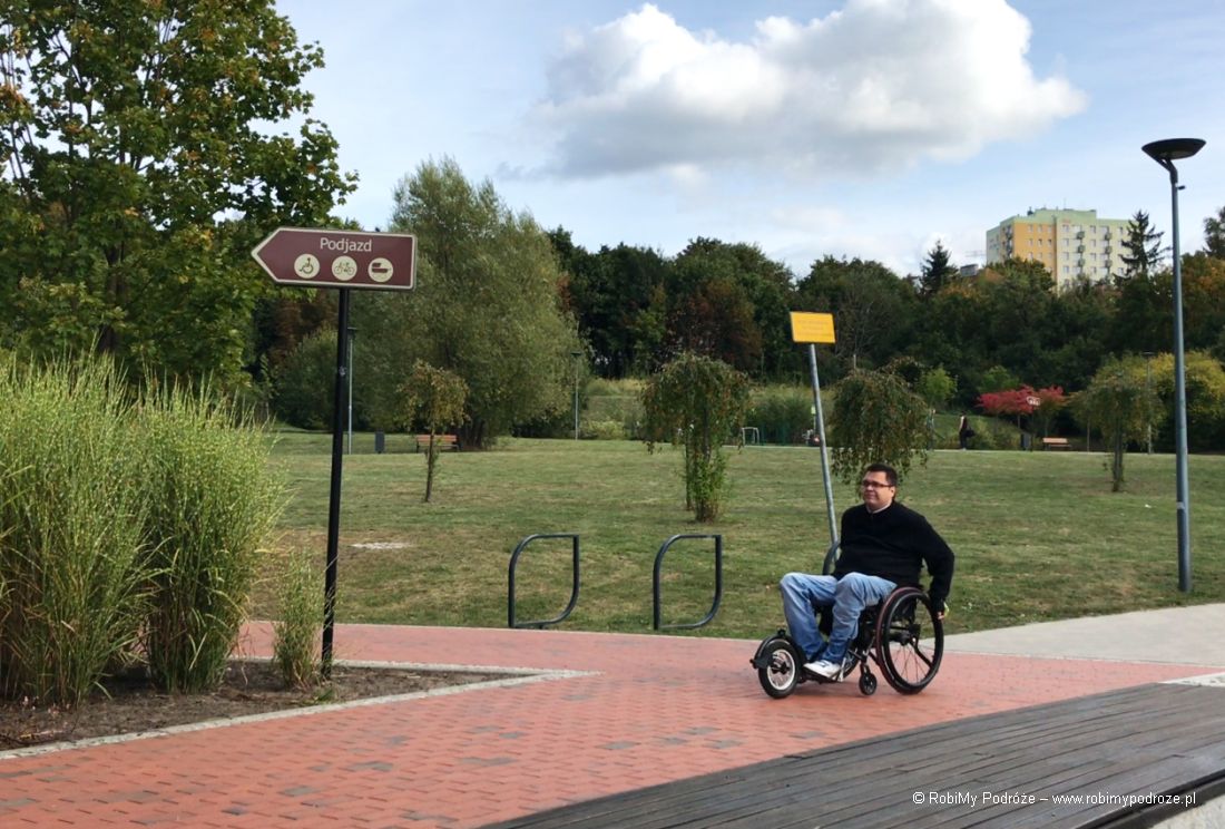 Park Centralny w Olsztynie oznakowanie dla niepełnosprawnych
