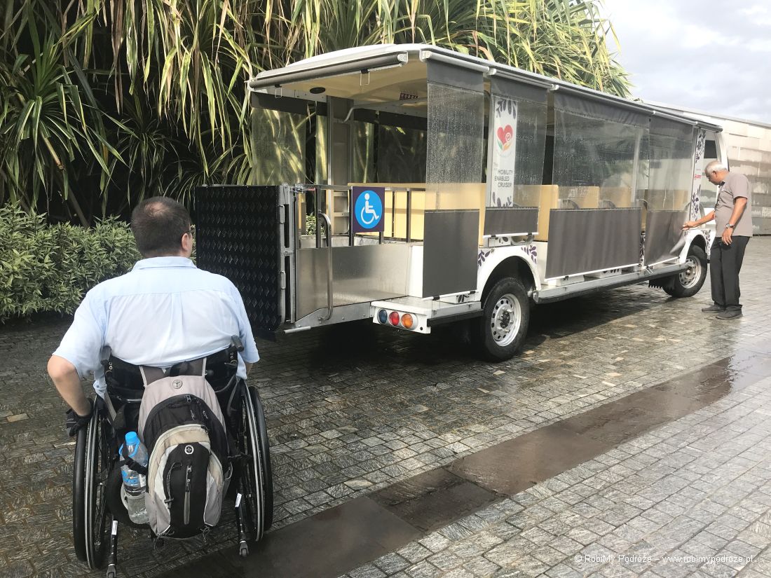Singapur dla niepełnosprawnych - busiki dla turystów