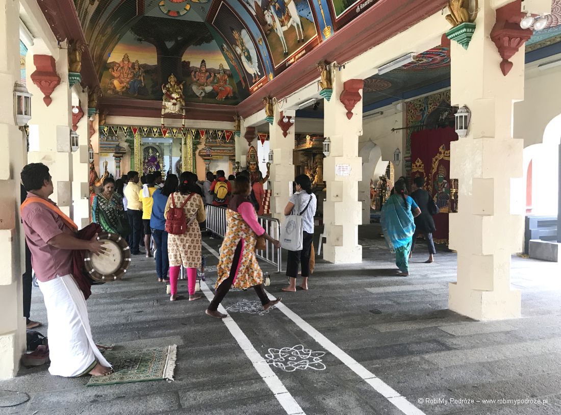 nabożeństwo w Sri Mariamman Temple w Singapurze