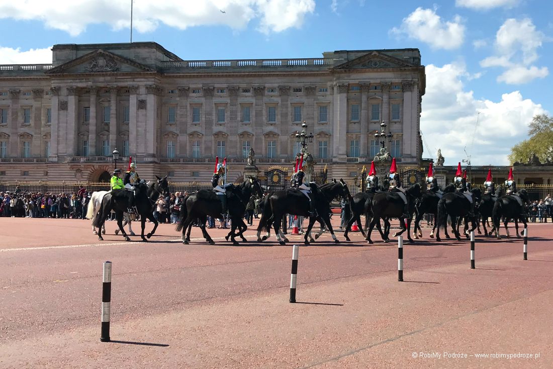 zmiana warty w Buckingham Palace