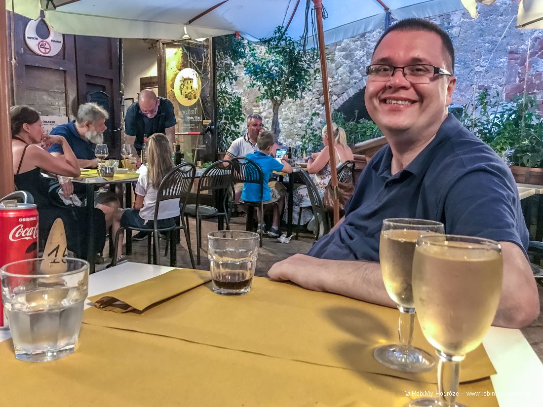 Kamil w restauracji w Pienzie w Toskanii