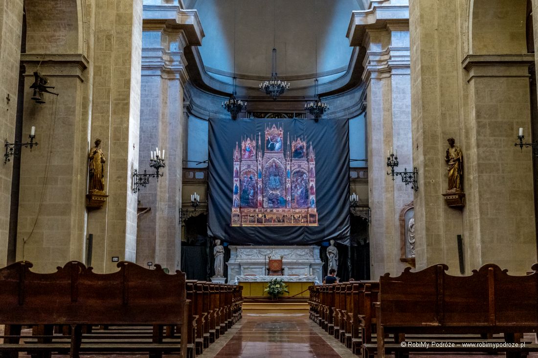 wnętrze katedry duomo di Montepulciano w Toskanii