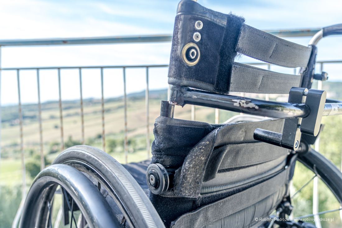 połamany wózek inwalidzki w Toskanii