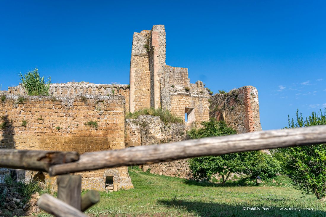 Ruiny fortecy La Rocca - tufowe miasta w Toskanii