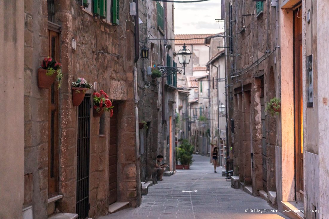 uliczki tufowe miasta w Toskanii