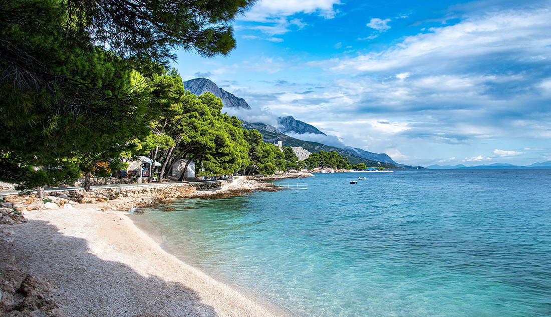 pusta plaża w Chorwacji w wakacje