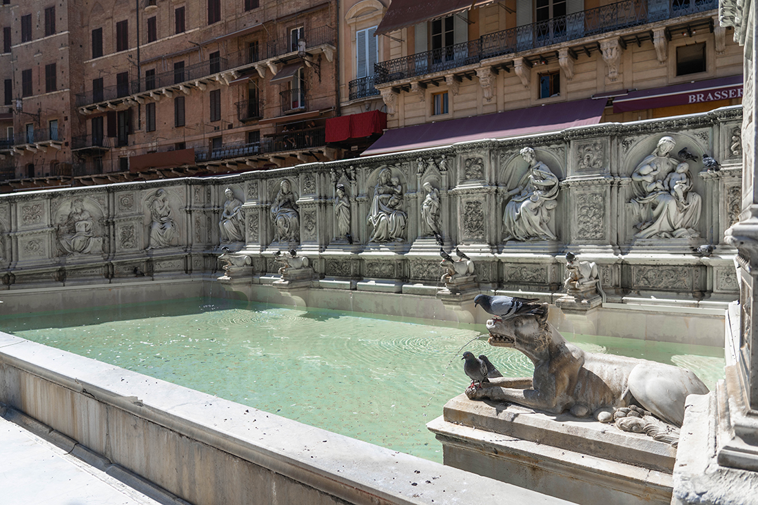 Fonte Gaia na Piazza del Campo w Sienie