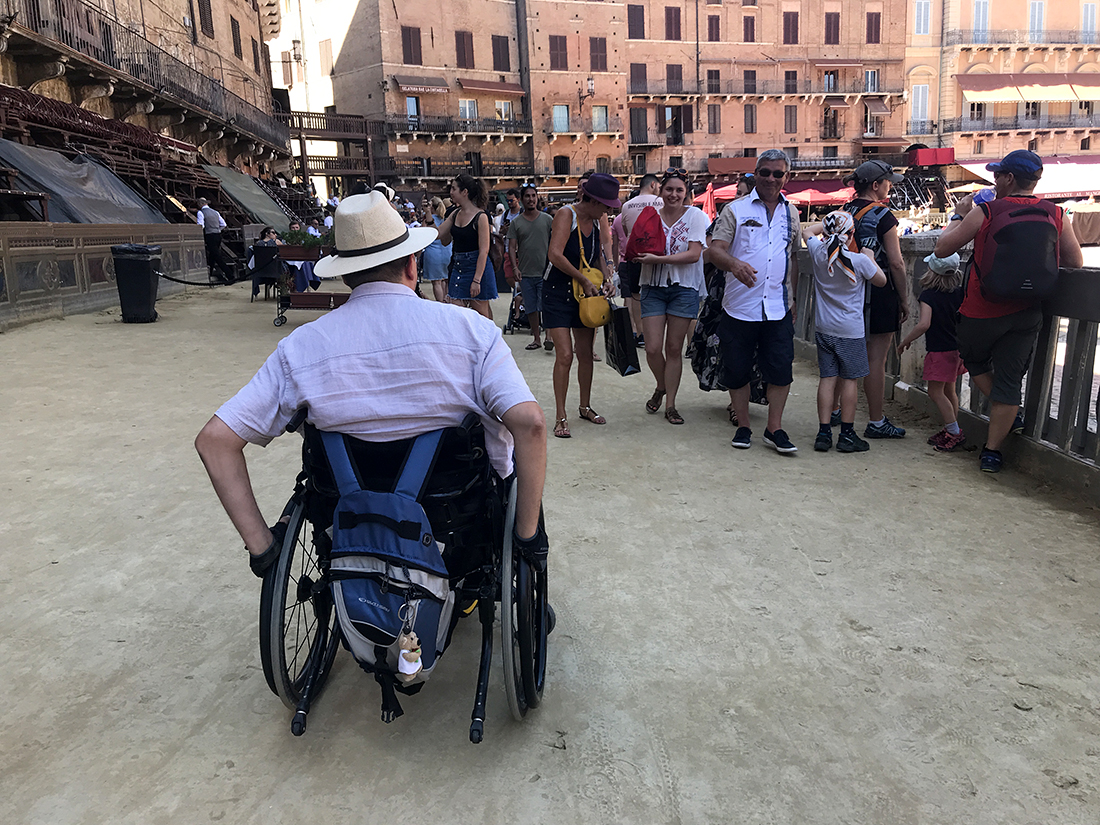 Kamil na Piazza del Campo w Sienie