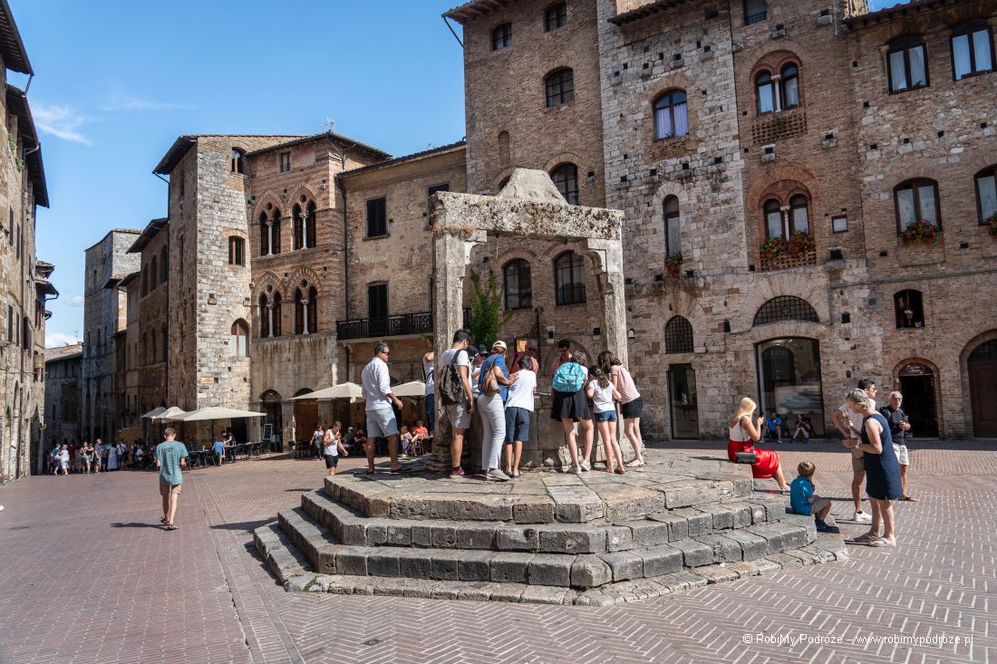 Piazza della Cisterna w San Gimignano