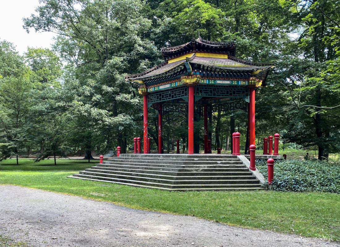 chińska pagoda w parku miejskim w Kaliszu