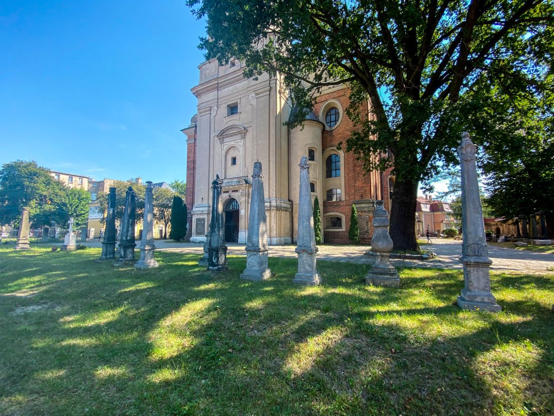 obeliski przed kościołem św. Krzyża w Lesznie