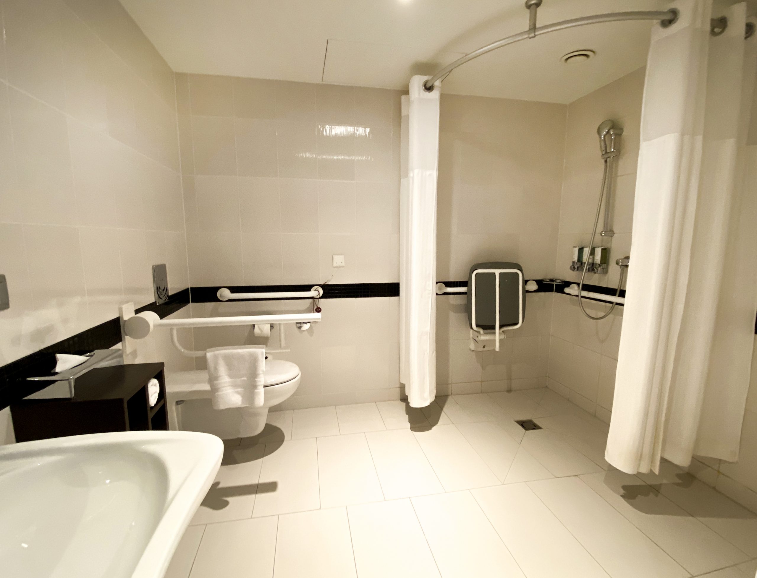 łazienka dla niepełnosprawnyc w Hampton by Hilton Warsaw City Centre