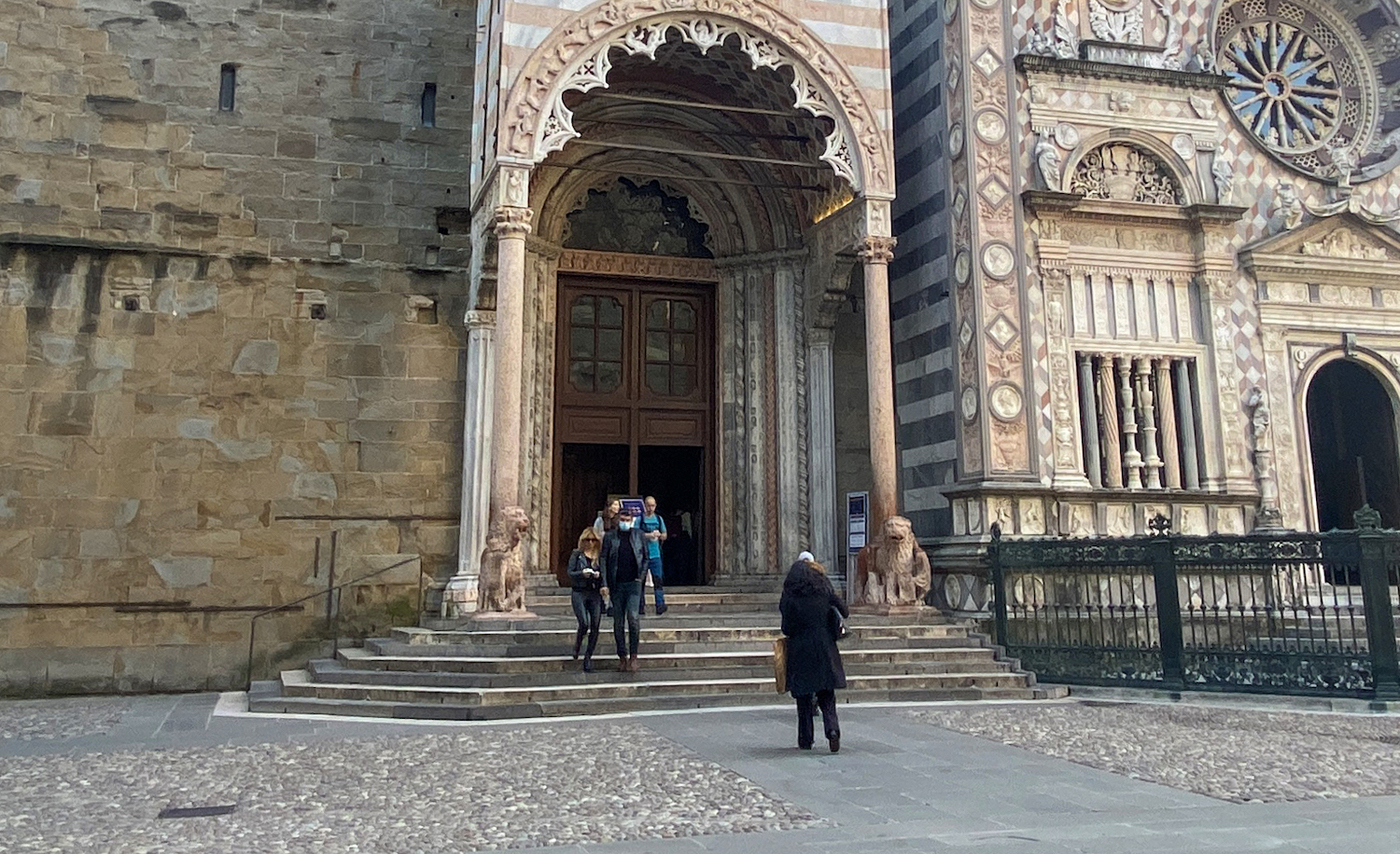 Portal Czerwonych Lwów do Bazyliki Santa Maria Maggiore od Piazza Duomo