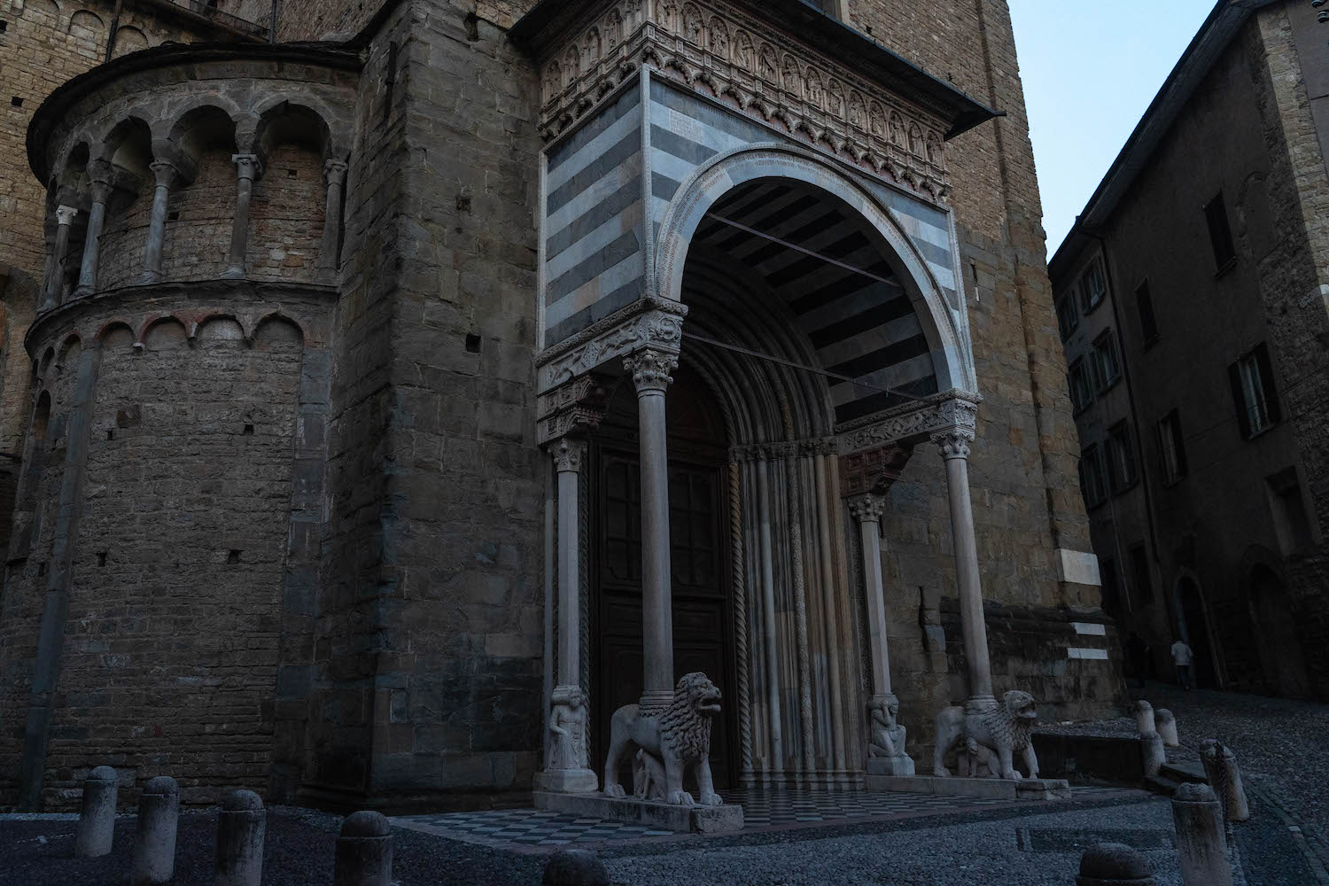 portal Białych Lwów w Bazylice Santa Maria Maggiore w Bergamo