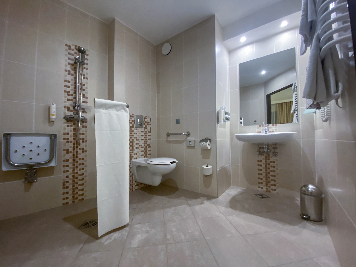 dostosowana łazienka w Qubus Hotel Kielce