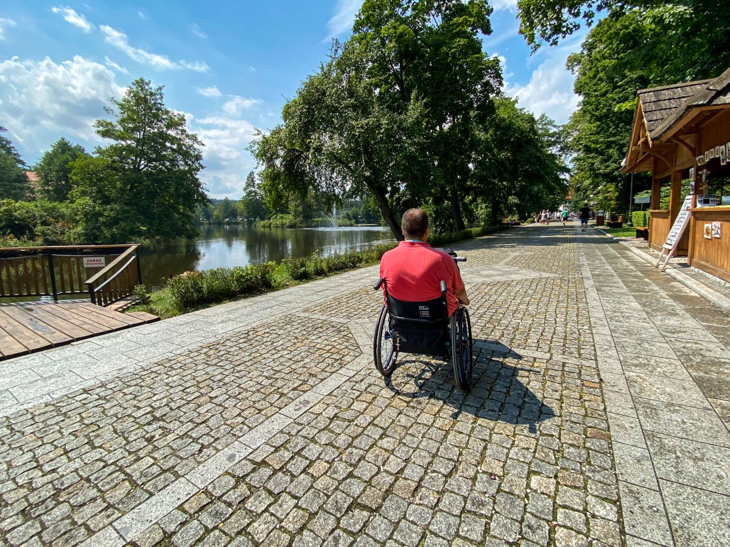 ścieżka wokół Stawu Kościelnego dla niepełnosprawnych