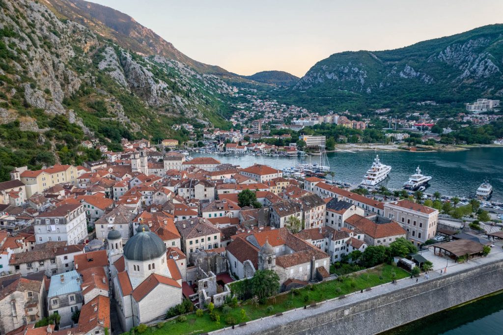Marina w Kotorze - widok od miasta