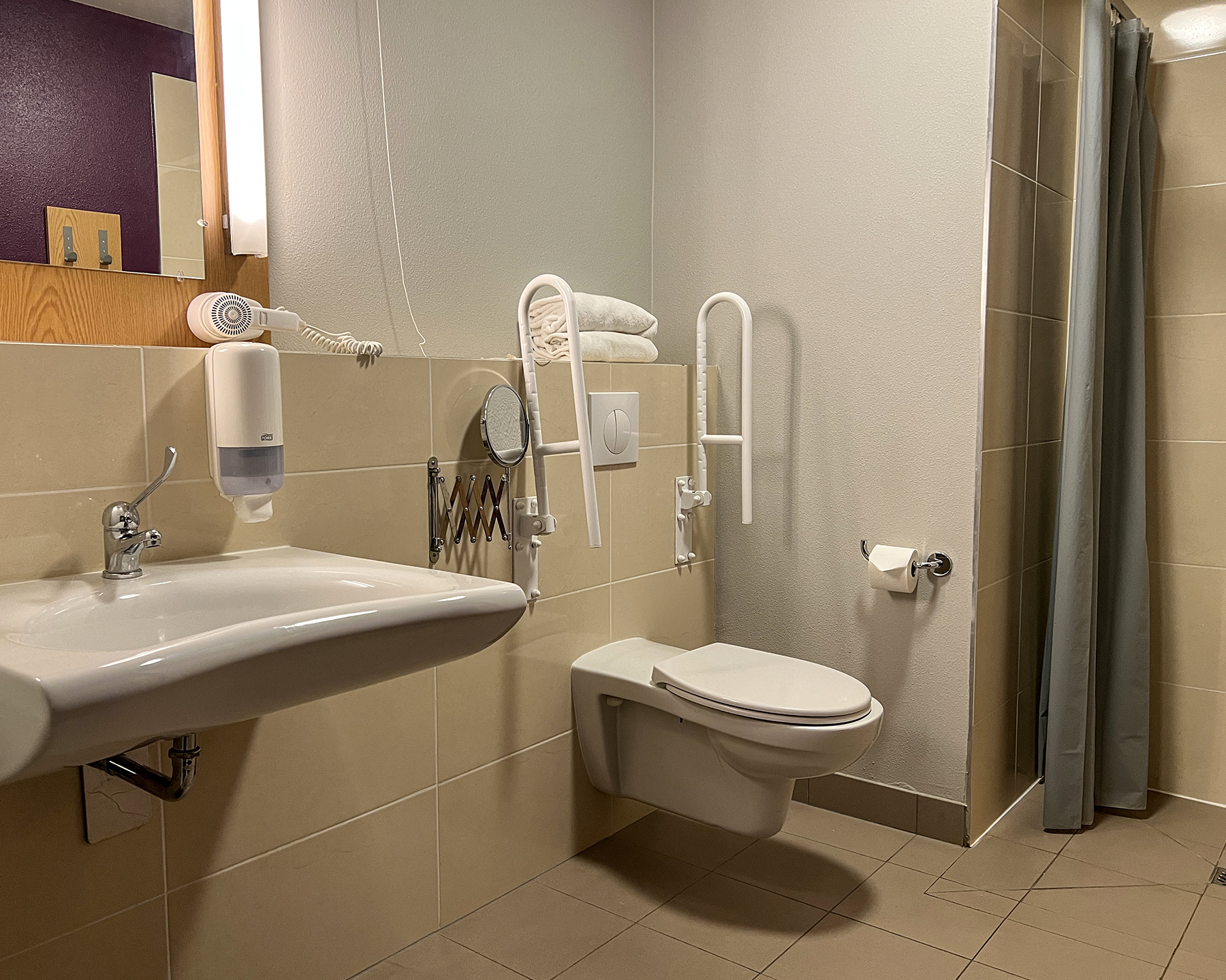 łazienka dostosowana w hotel B&B Wrocław