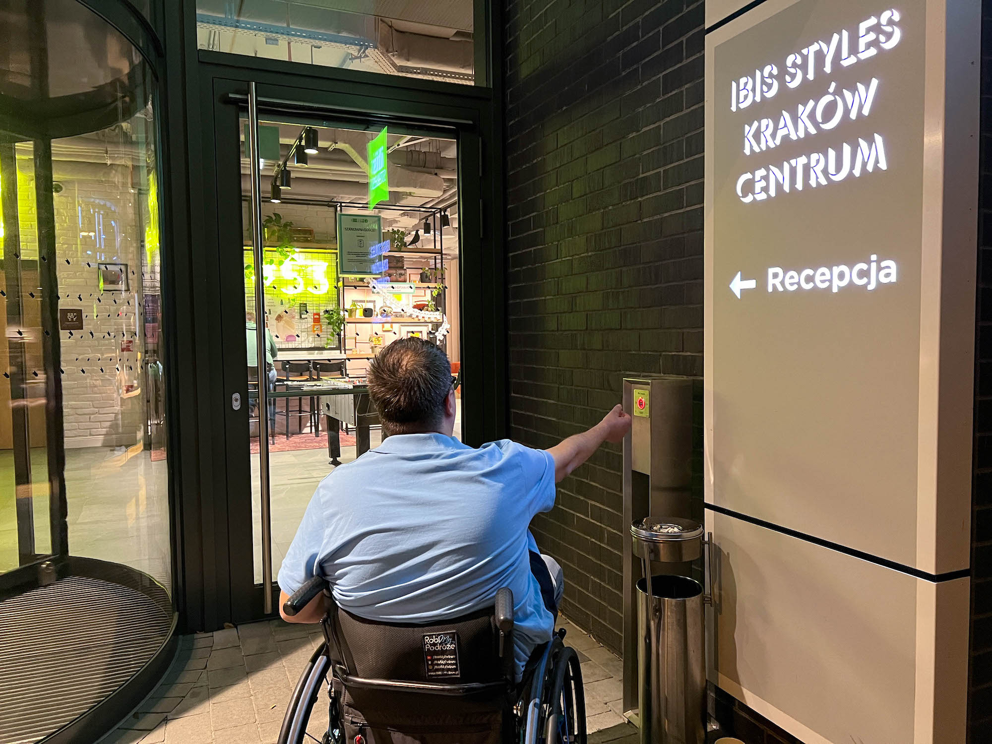 Wejście dla niepełnosprawnych do hotelu ibis Styles Kraków Centrum