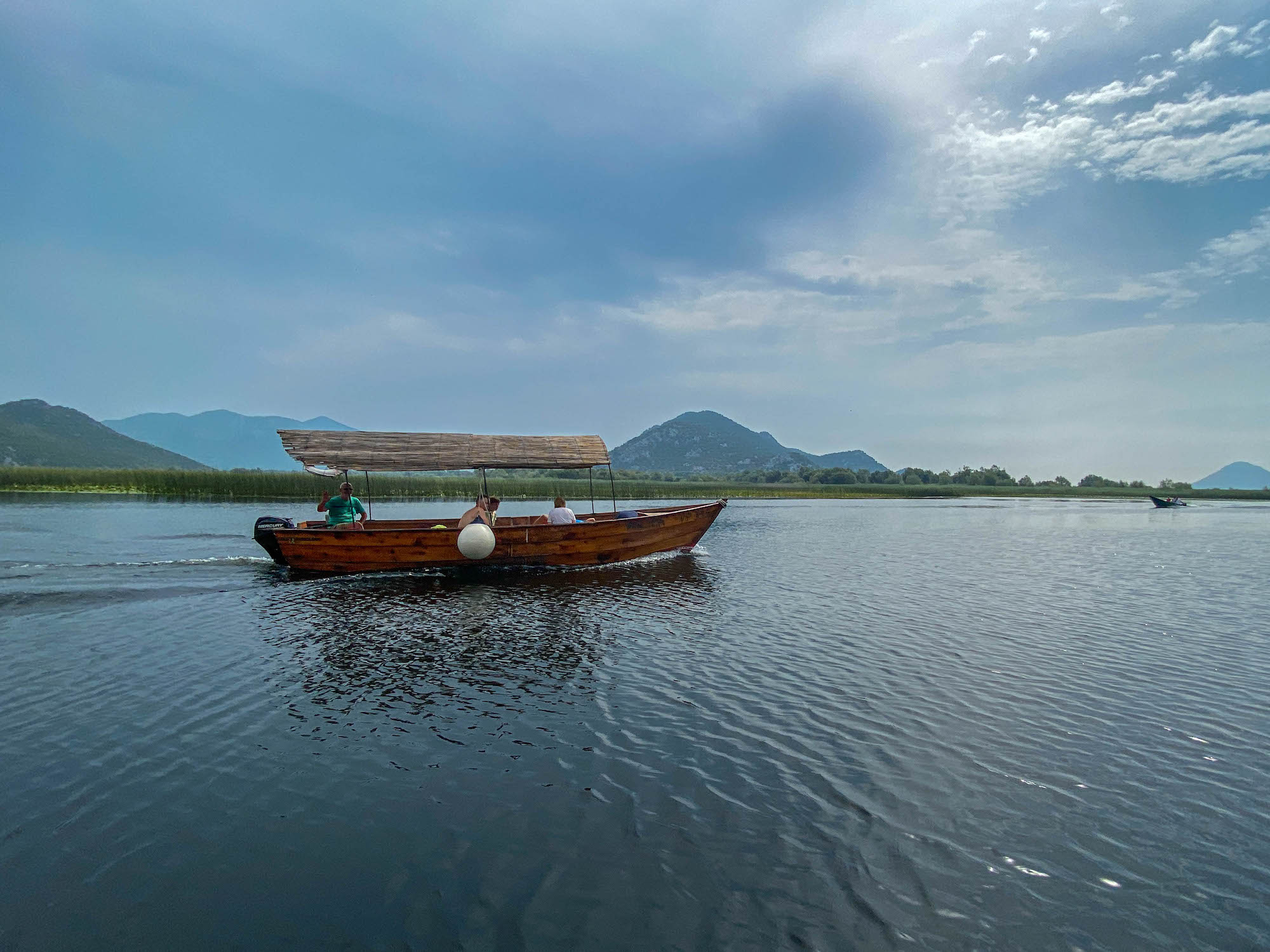 tradycyjna łódka čun na Jeziorze Szkoderskim