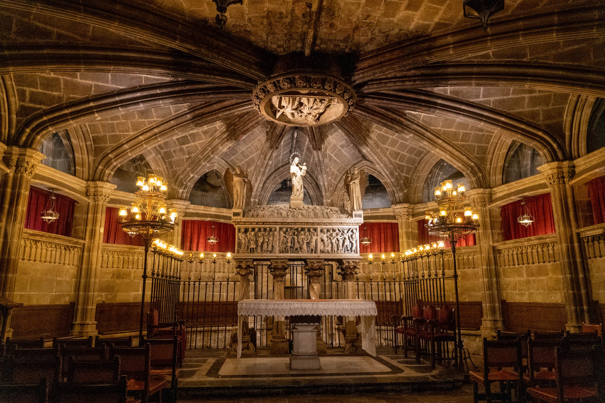 krypta w Katedrze św Eulalii - zwiedzanie Barcelony