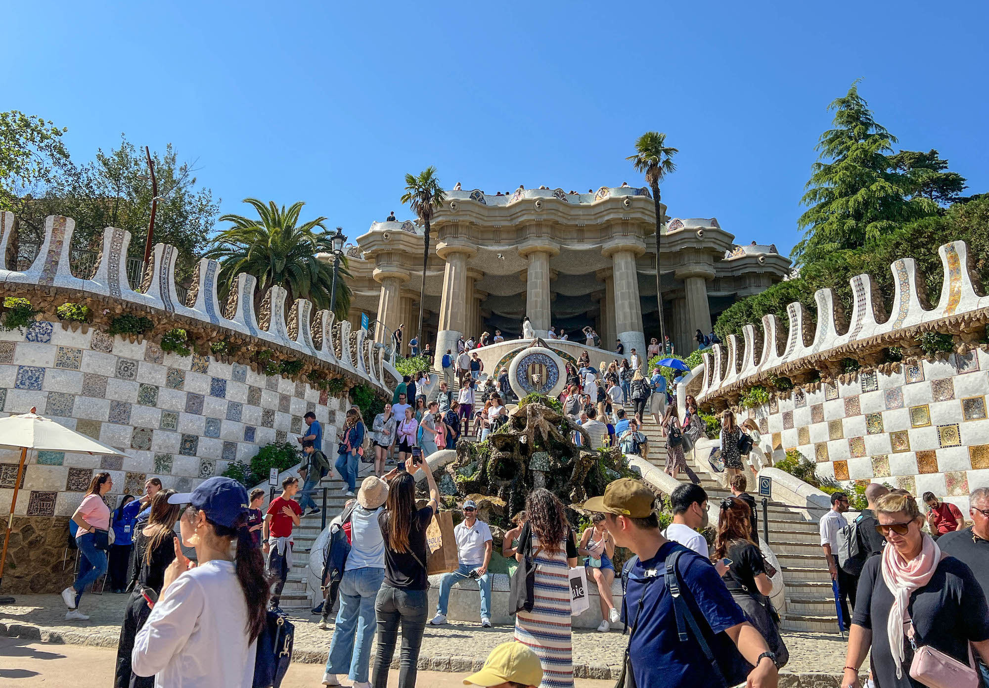 Park Guell to chętnie odwiedzana atrakcja Barcelony